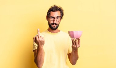 kızgın, sinirli, isyankar ve agresif ve elinde bir çömlek tutan...