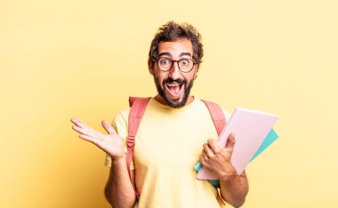 İnanılmaz bir şey karşısında kendini mutlu ve şaşkın hisseden çılgın bir adam. yetişkin öğrenci konsepti