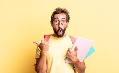 İnançsızlıktan afallamış gibi görünen çılgın bir adam. yetişkin öğrenci konsepti