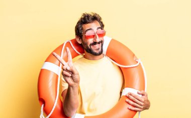 Gülümseyen ve mutlu görünen, zafer ya da barışı simgeleyen çılgın bir adam. cankurtaran konsepti