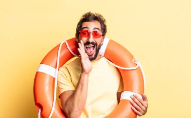 Mutlu hisseden, elleri ağızının yanında bağıran, ifade eden çılgın bir adam. cankurtaran konsepti