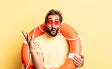 Son derece şaşırmış ve şok olmuş gibi hisseden çılgın bir adam. cankurtaran konsepti