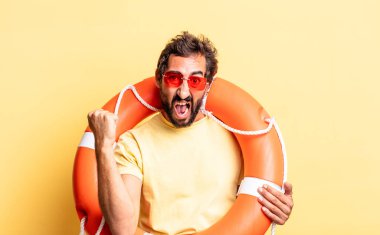 Kızgın bir ifadeyle agresif bir şekilde bağıran çılgın bir adam. cankurtaran konsepti