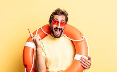 Bir fikrin farkına vardıktan sonra mutlu ve heyecanlı bir dahi gibi hisseden kendini ifade eden çılgın bir adam. cankurtaran konsepti