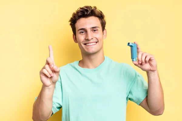 Glimlachend Vriendelijk Nummer Één Eerste Met Hand Vooruit Aftellen Astma — Stockfoto