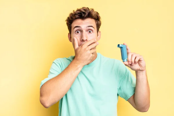 Täcka Munnen Med Händer Med Chockad Förvånad Uttryck Hålla Hemlighet — Stockfoto