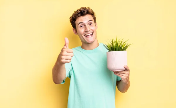 Trots Zorgeloos Zelfverzekerd Gelukkig Zijn Positief Glimlachen Met Duimen Omhoog — Stockfoto