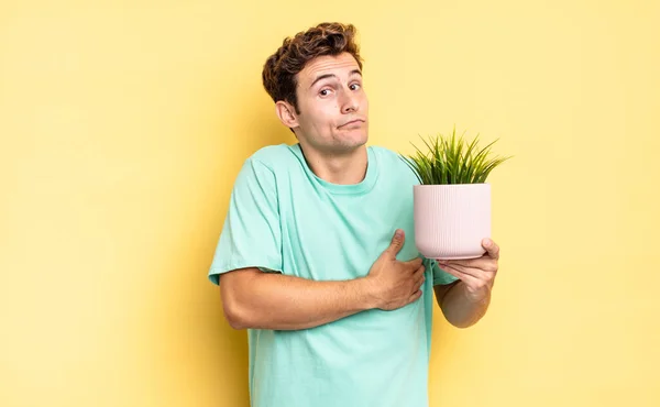 Schouders Ophalen Zich Verward Onzeker Voelen Twijfelen Met Gekruiste Armen — Stockfoto