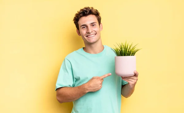 Vrolijk Glimlachen Zich Gelukkig Voelen Naar Zijkant Naar Boven Wijzen — Stockfoto