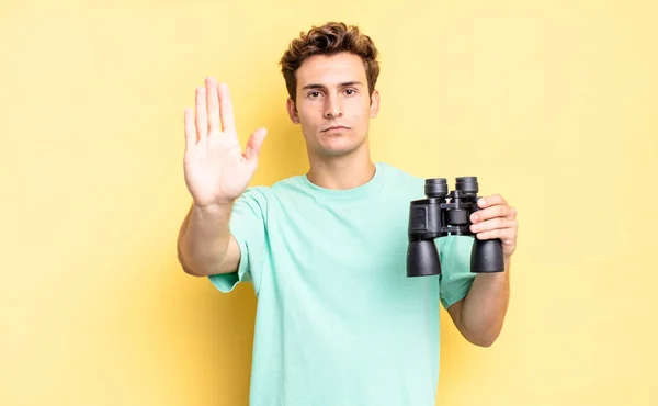 Kijken Serieus Streng Ontevreden Boos Tonen Open Palm Maken Stop — Stockfoto