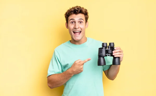 Parecendo Animado Surpreso Apontando Para Lado Para Cima Para Copiar — Fotografia de Stock