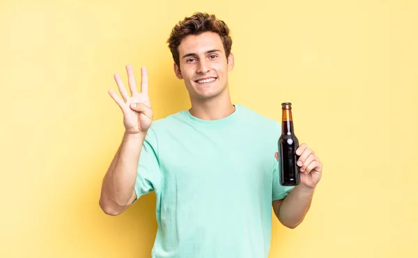 Sorrindo Parecendo Amigável Mostrando Número Quatro Quarto Com Mão Para — Fotografia de Stock