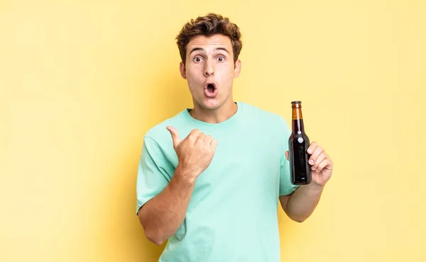 Looking Astonished Disbelief Pointing Object Side Saying Wow Unbelievable Beer — Stock Photo, Image