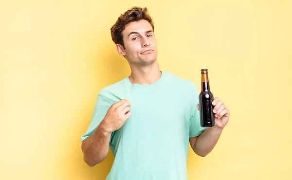 Arogantní Úspěšný Pozitivní Hrdý Poukazující Sebe Koncepce Pivní Láhve — Stock fotografie