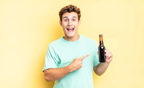 Looking Excited Surprised Pointing Side Upwards Copy Space Beer Bottle — Stock Photo, Image
