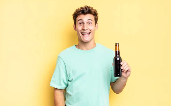 Vypadal Šťastně Mile Překvapeně Vzrušeně Fascinovaným Šokovaným Výrazem Koncepce Pivní — Stock fotografie
