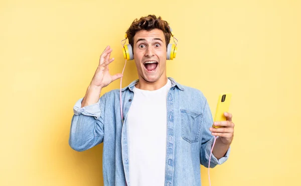 Schreeuwend Met Handen Lucht Woedend Gefrustreerd Gestrest Van Streek Koptelefoon — Stockfoto