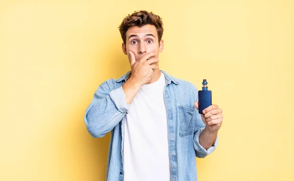 Täcka Munnen Med Händer Med Chockad Förvånad Uttryck Hålla Hemlighet — Stockfoto