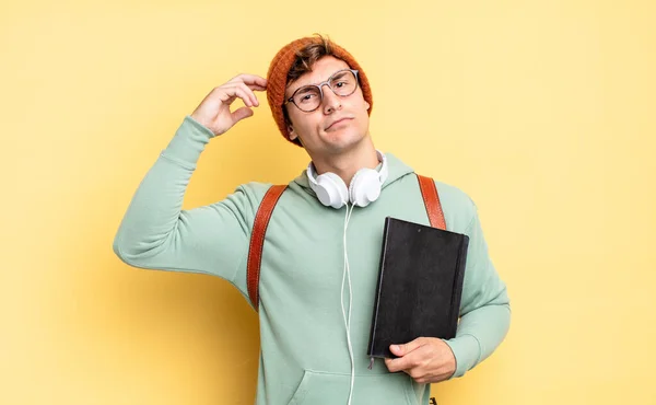 Ensación Perplejidad Confusión Rascarse Cabeza Mirar Hacia Lado Concepto Estudiante —  Fotos de Stock