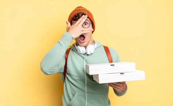 Sembra Scioccato Spaventato Terrorizzato Coprendo Viso Con Mano Sbirciando Tra — Foto Stock