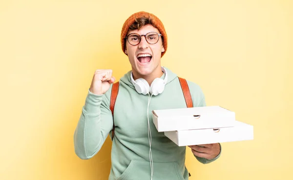 Kızgın Bir Ifadeyle Saldırganca Bağırmak Başarıyı Kutlayan Yumruklarla Pizza Konsepti — Stok fotoğraf