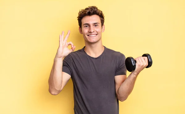 Pocit Štěstí Uvolněnosti Spokojenosti Projevuje Souhlas Gestem Souhlasu Usmívá Dumbbell — Stock fotografie