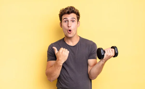 Looking Astonished Disbelief Pointing Object Side Saying Wow Unbelievable Dumbbell — Stock Photo, Image