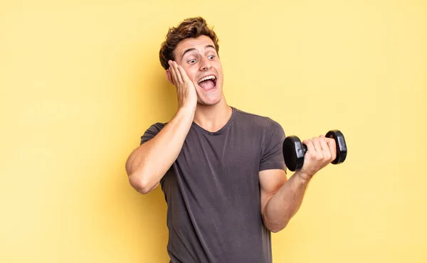 Sintiéndose Feliz Emocionado Sorprendido Mirando Lado Con Ambas Manos Cara — Foto de Stock