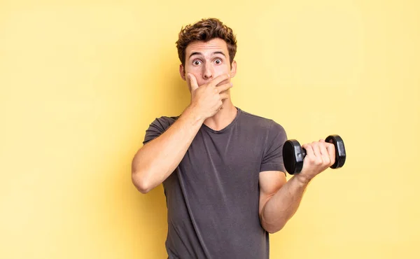 Mund Mit Den Händen Mit Einem Schockierten Überraschten Gesichtsausdruck Bedecken — Stockfoto