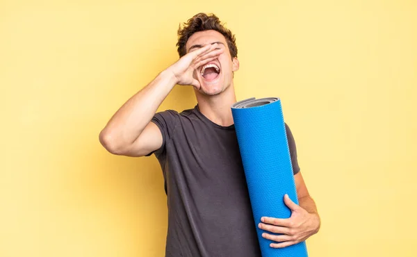 Sentindo Feliz Animado Positivo Dando Grande Grito Com Mãos Lado — Fotografia de Stock