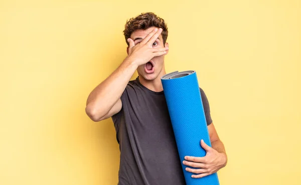 Mirando Sorprendido Asustado Aterrorizado Cubriendo Cara Con Mano Mirando Entre — Foto de Stock