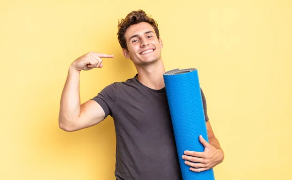 Glimlachend Vol Vertrouwen Wijzend Naar Een Eigen Brede Glimlach Positieve — Stockfoto