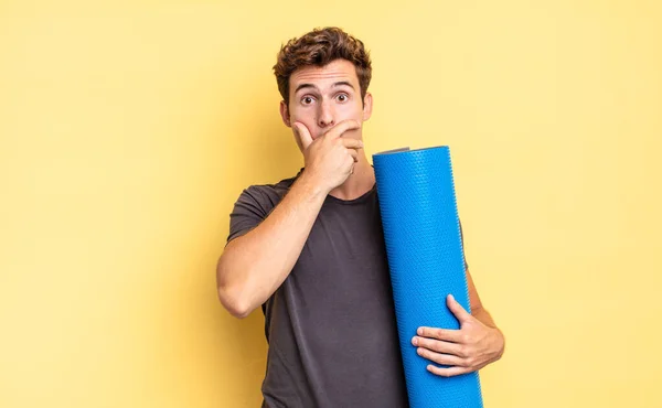 Cubriendo Boca Con Las Manos Con Una Expresión Sorprendida Sorprendida — Foto de Stock