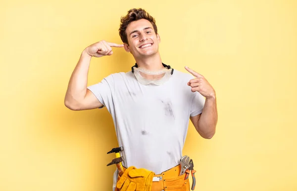 Sorrindo Confiantemente Apontando Para Próprio Sorriso Largo Atitude Positiva Relaxada — Fotografia de Stock