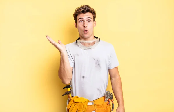 Looking Surprised Shocked Jaw Dropped Holding Object Open Hand Side — Stock Photo, Image