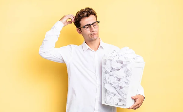 Sonriendo Feliz Soñando Despierto Dudando Mirando Lado Concepto Papel Basura —  Fotos de Stock