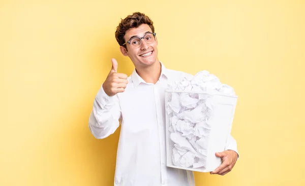 Sentirse Orgulloso Despreocupado Confiado Feliz Sonriendo Positivamente Con Los Pulgares —  Fotos de Stock