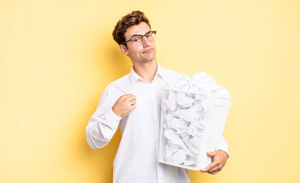 Luciendo Arrogante Exitoso Positivo Orgulloso Apuntando Concepto Papel Basura — Foto de Stock