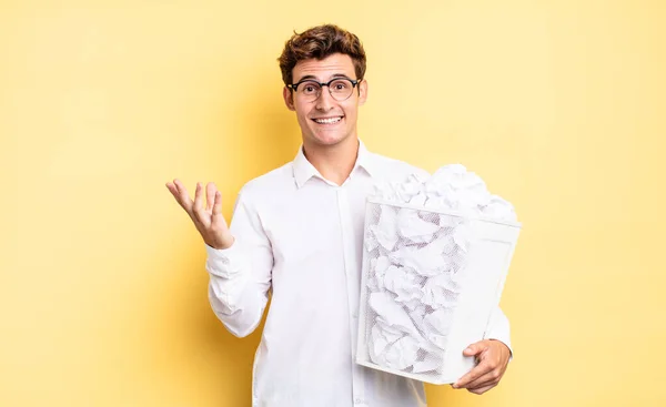 Sentirse Feliz Sorprendido Alegre Sonriendo Con Actitud Positiva Realizando Una —  Fotos de Stock