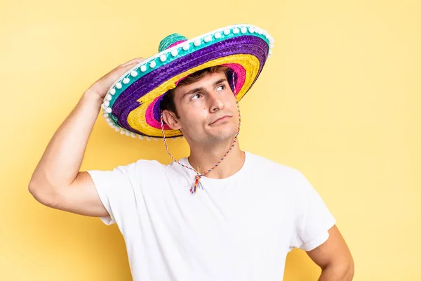 Sonriendo Feliz Soñando Despierto Dudando Mirando Lado Concepto Sombrero Mexicano —  Fotos de Stock