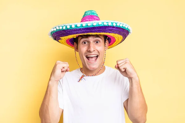 Sintiéndose Conmocionado Emocionado Feliz Riendo Celebrando Éxito Diciendo Wow Concepto — Foto de Stock