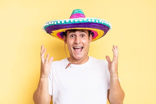 Sentirse Feliz Emocionado Sorprendido Sorprendido Sonriendo Asombrado Por Algo Increíble — Foto de Stock