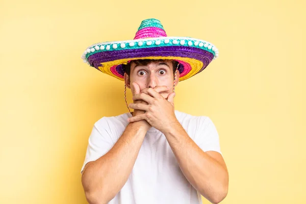 Cubriendo Boca Con Las Manos Con Una Expresión Sorprendida Sorprendida — Foto de Stock