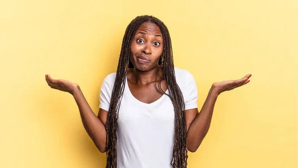 Afro Negro Bonita Mujer Sintiéndose Desconcertado Confundido Dudando Ponderando Eligiendo —  Fotos de Stock