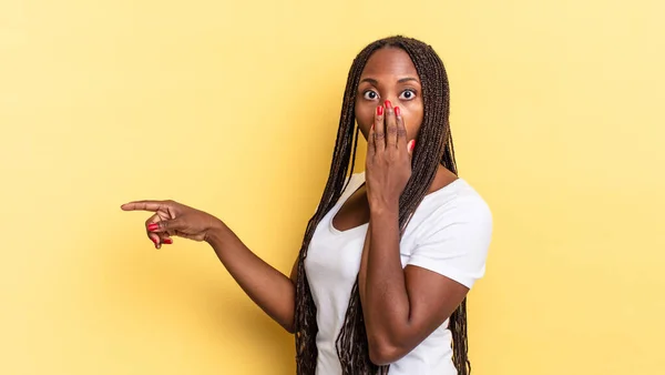 Afro Mujer Bonita Negra Sintiéndose Feliz Sorprendida Sorprendida Cubriendo Boca —  Fotos de Stock