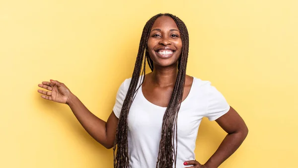 Afro Μαύρη Όμορφη Γυναίκα Αισθάνεται Ευτυχισμένη Και Χαρούμενη Χαμογελώντας Και — Φωτογραφία Αρχείου
