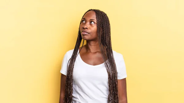 Mujer Bonita Negra Afro Con Una Expresión Preocupada Confusa Despistada —  Fotos de Stock