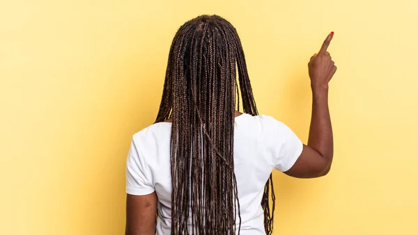 Afro Černá Hezká Žena Stojící Ukazující Objekt Kopírovacím Prostoru Zadní — Stock fotografie
