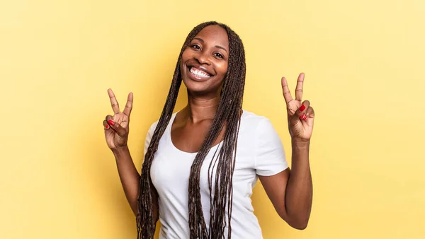 Afro Czarny Ładna Kobieta Uśmiecha Się Wygląda Szczęśliwy Przyjazny Zadowolony — Zdjęcie stockowe