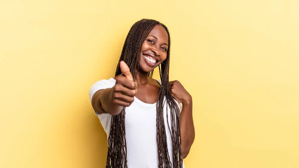 Αφρο Μαύρο Όμορφη Γυναίκα Αισθάνεται Υπερήφανη Ανέμελη Αυτοπεποίθηση Και Ευτυχισμένη — Φωτογραφία Αρχείου